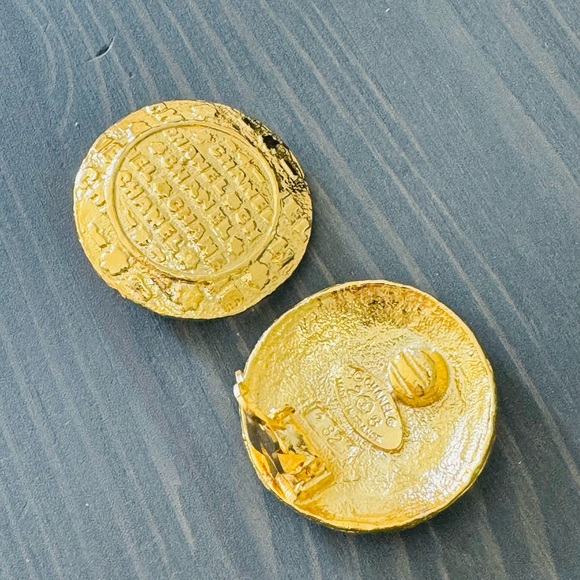 AUTHENTIC Chanel Vintage clip ons. Like new condition. Classic and timeless. - Picture 7 of 10